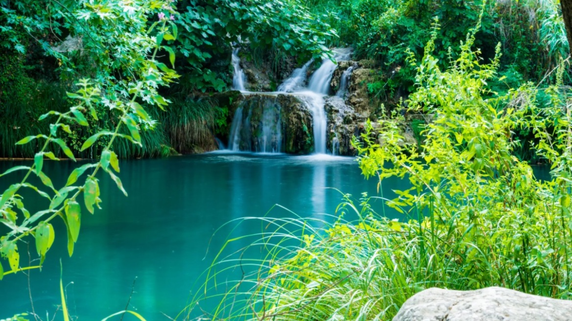 Πολυλίμνιο: Η «Γαλάζια Λίμνη» της Μεσσηνίας