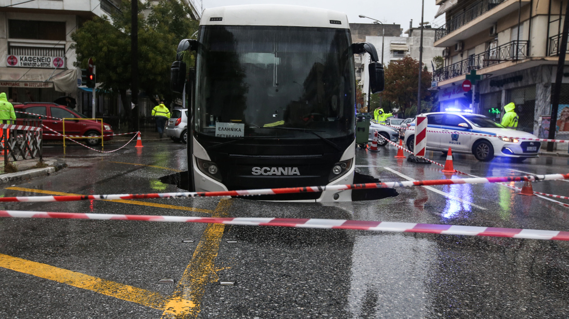 Κακοκαιρία «Μπάλλος»: Υποχώρησε οδόστρωμα και «κατάπιε» λεωφορείο στη Θεσσαλονίκη! 