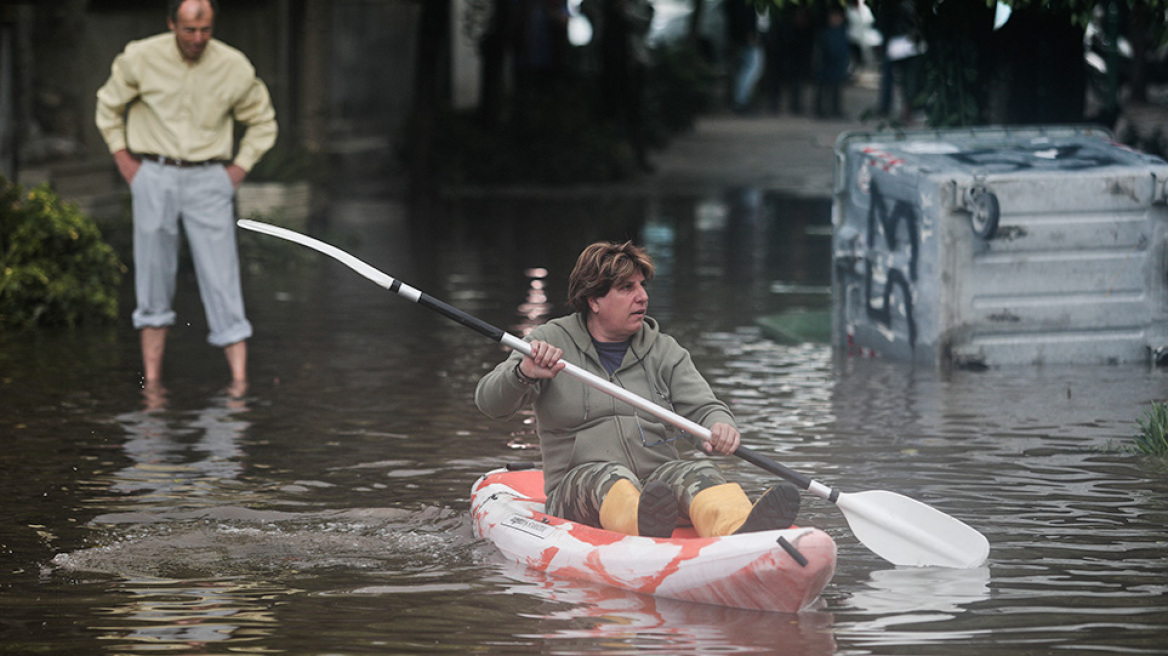 Κακοκαιρία «Μπάλλος»: Βγήκαν τα... κανό σε πλημμυρισμένο δρόμο στον Κολωνό 