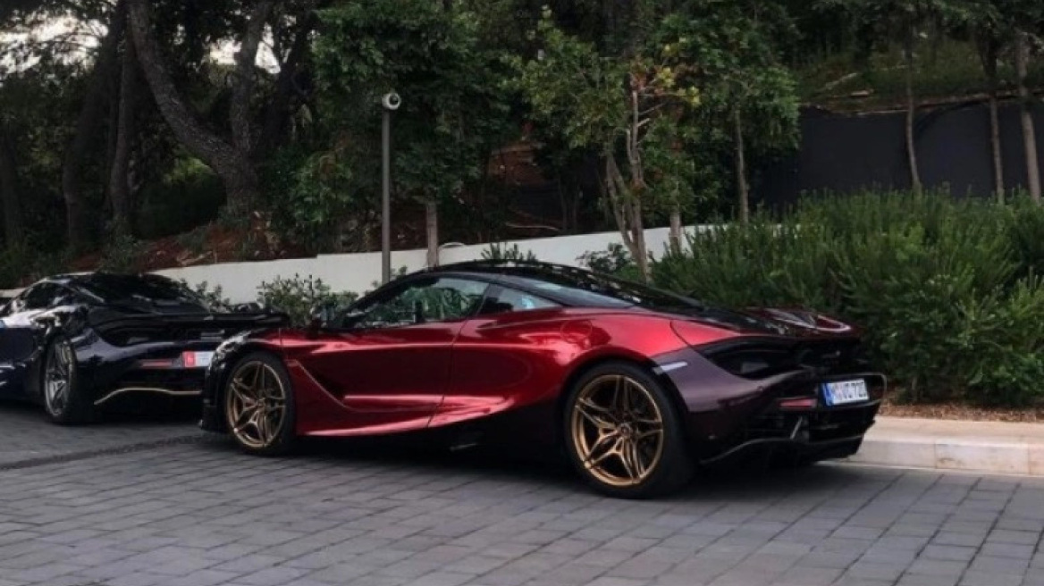 Πήγε να βγάλει φωτογραφία μία McLaren στην Ποσειδώνος και έπεσε πάνω της: Τουλάχιστον 40.000 η ζημιά