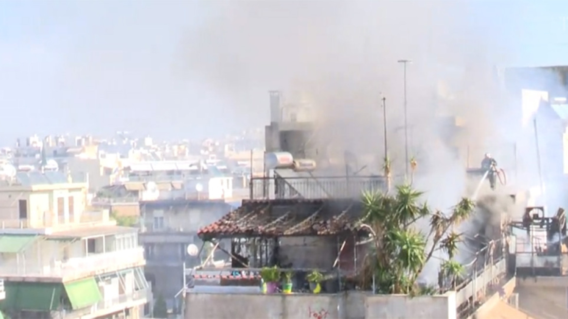 Υπό έλεγχο η φωτιά σε πολυκατοικία στον Κολωνό