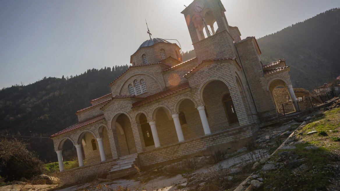 Ροπωτό: Το χωριό των Τρικάλων που με κάθε κατολίσθηση βουλιάζει και λίγο πιο βαθιά