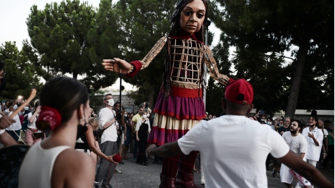 Η «μικρή Αμάλ» έφτασε στη Βρετανία και το ταξίδι της πλησιάζει στο τέλος