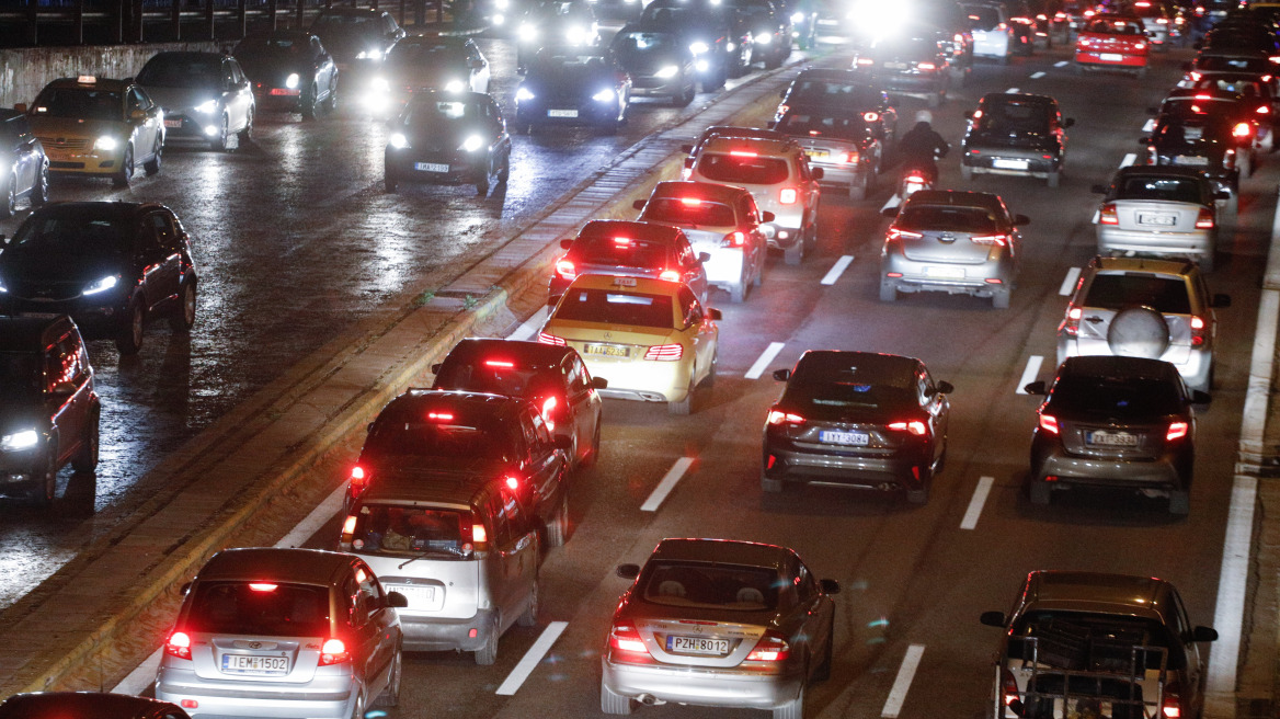 Κίνηση στους δρόμους: Μποτιλιάρισμα στον Κηφισό από τις Τζιτζιφιές μέχρι το Αιγάλεω