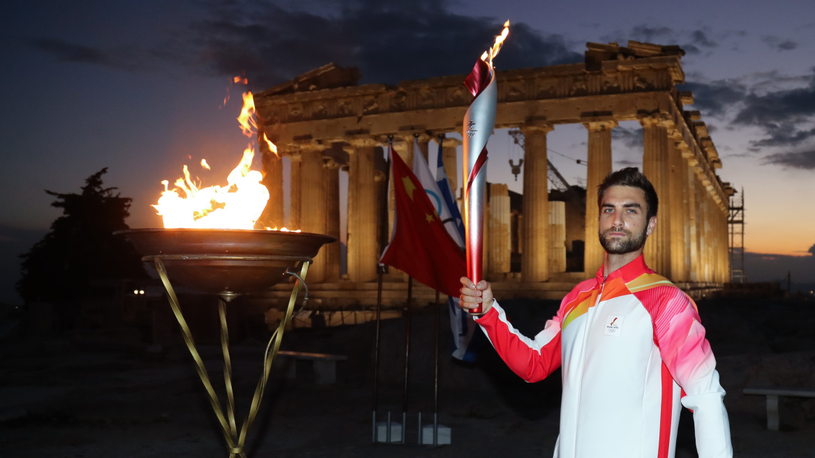 O Στέφανος Ντούσκος άναψε με την Ολυμπιακή Φλόγα τον βωμό στην Ακρόπολη