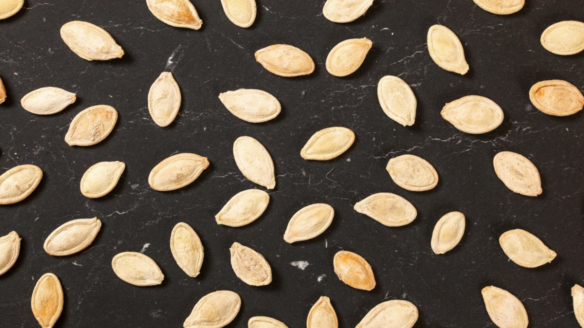 Πασατέμπος σπιτικός από τους φρέσκους κολοκυθόσπορους