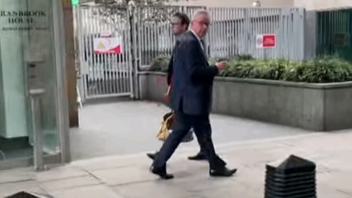 Βρετανία: Αντιεμβολιαστές επιτέθηκαν φραστικά στον υπουργό Στέγασης