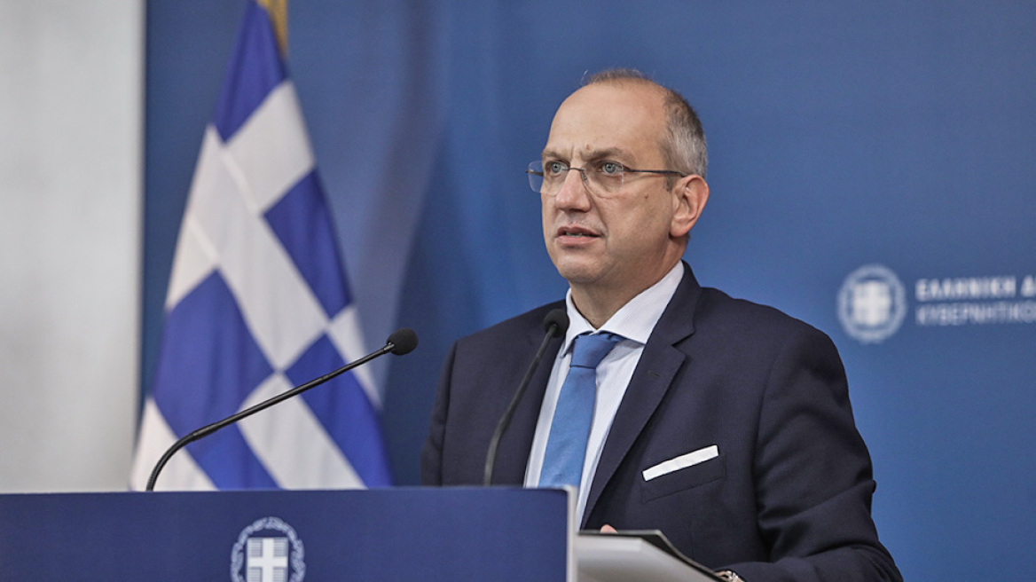 Οικονόμου: Όποιο μέτρο λαμβάνουμε αφορά στους ανεμβολίαστους, για την προστασία και την πίεσή τους