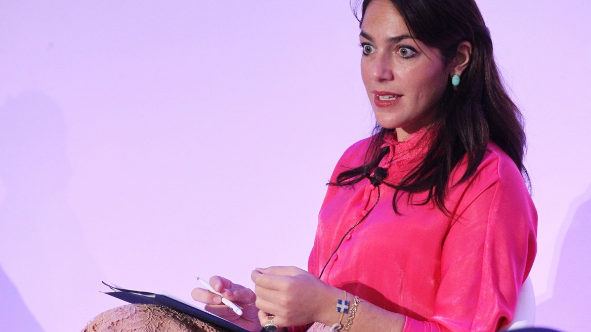 Η Δόμνα Μιχαηλίδου με πουκάμισο που δύσκολα επιλέγει μία πολιτικός και αξεσουάρ που έχει ξαναβάλει (εικόνα)