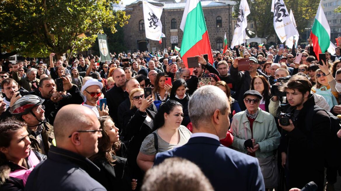Στους δρόμους οι αντιεμβολιαστές για το «πράσινο πιστοποιητικό» στη Βουλγαρία - Δείτε βίντεο