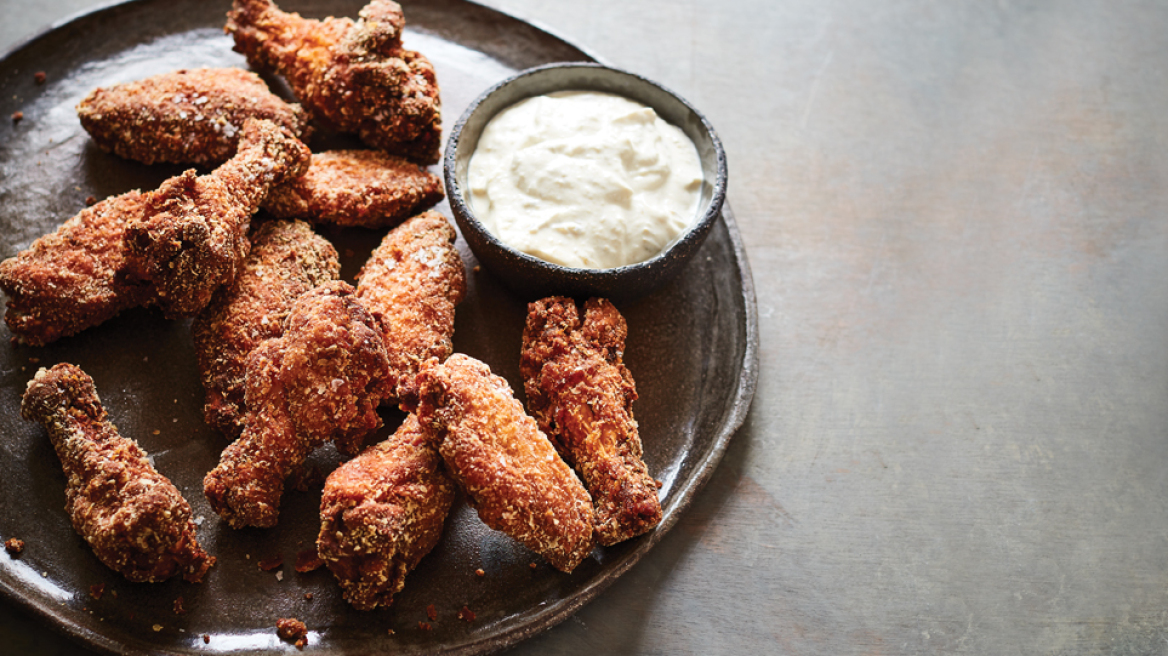 Φτερούγες κοτόπουλου τηγανισμένες σε στιγμιαίο πουρέ