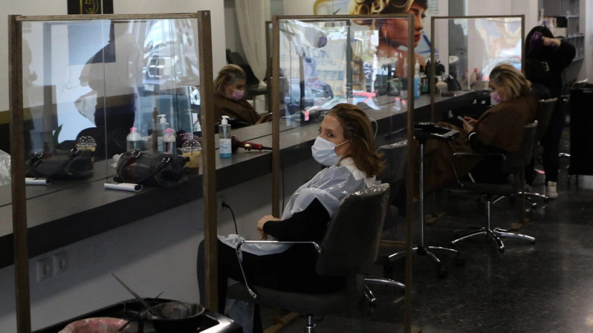 Αρνητής έκανε μήνυση σε κομμωτήριο στη Θεσσαλονίκη: Απαιτούσε να τον κουρέψει ανεμβολίαστος χωρίς μάσκα