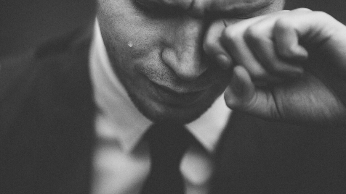 Άλλος ένας μύθος καταρρίπτεται: Οι άνδρες κλαίνε περισσότερο από τις γυναίκες