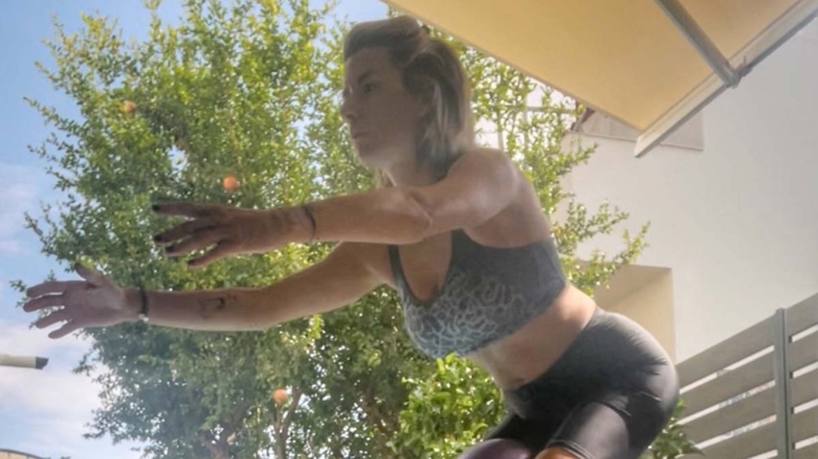 Pilates ball workout: Δυναμώνει τον κορμό και ανακουφίζει την πλάτη