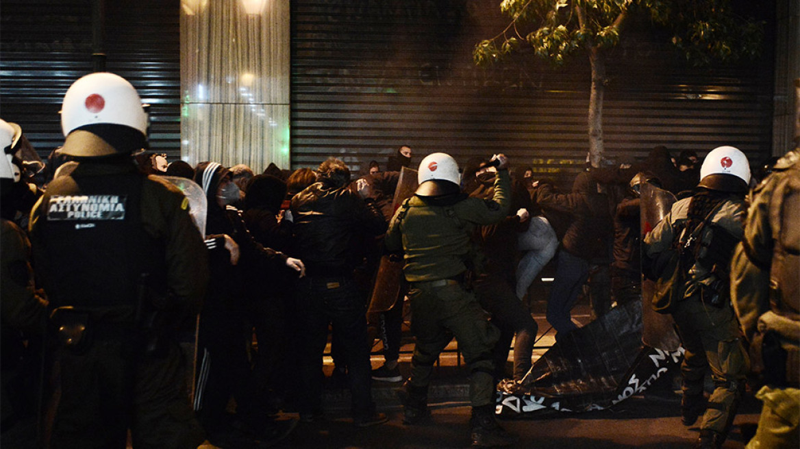 Επεισόδια και χημικά σε πορεία στο κέντρο της Αθήνας για τον νεκρό 20χρονο Ρομά στο Πέραμα