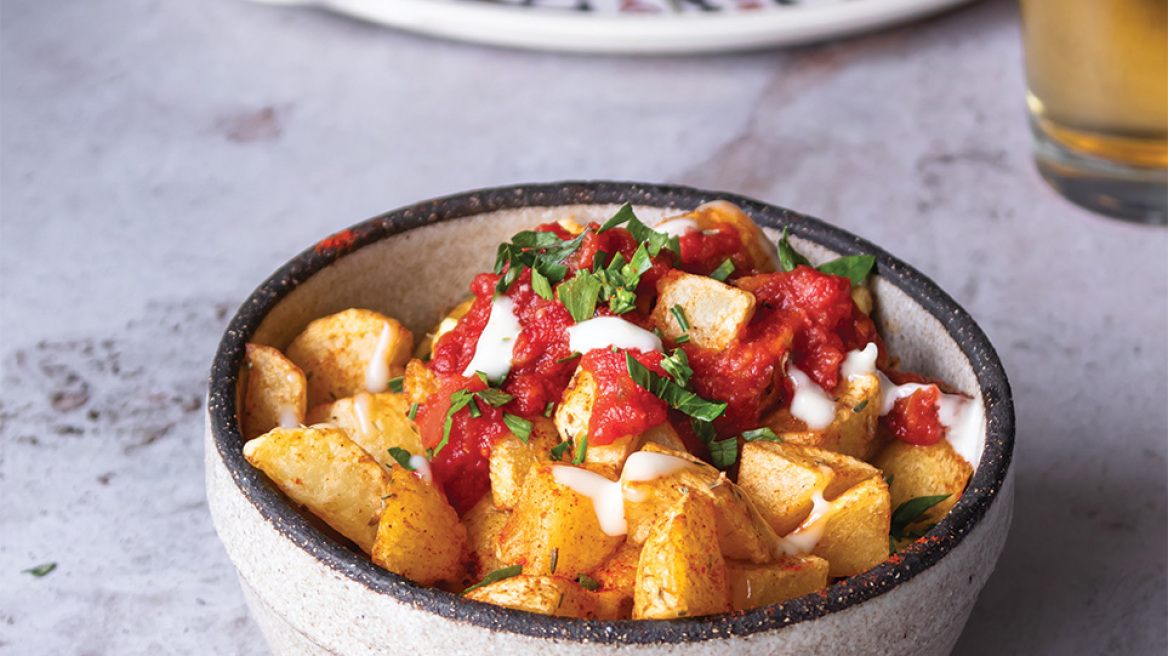 Ισπανικές πατάτες bravas με σάλτσα