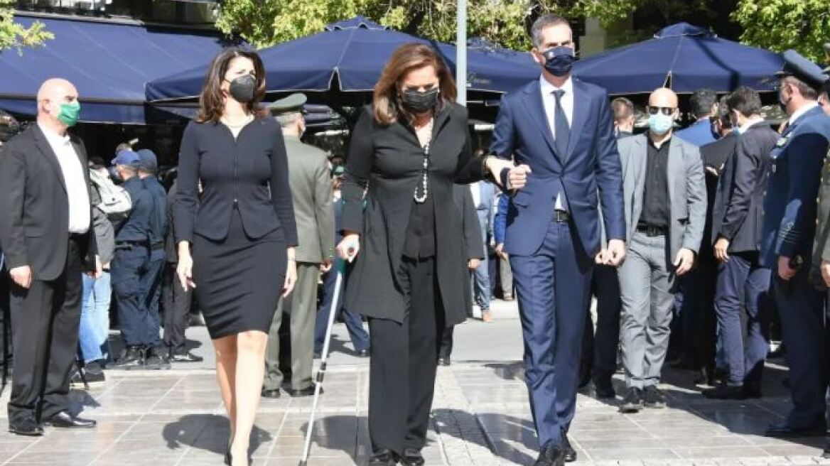 Ντόρα Μπακογιάννη: Συγκλόνισε η παρουσία της στην κηδεία της Φώφης Γεννηματά - Βουβή κραυγή δύναμης για τη μάχη με τον καρκίνο