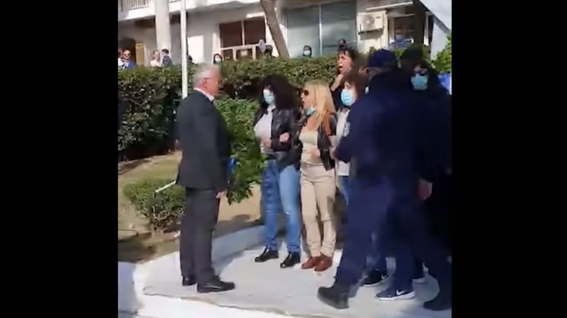 Πέραμα: «Μπλόκο» γυναικών σε Χρυσαυγίτη δημοτικό σύμβουλο – Πήγε να καταθέσει στεφάνι