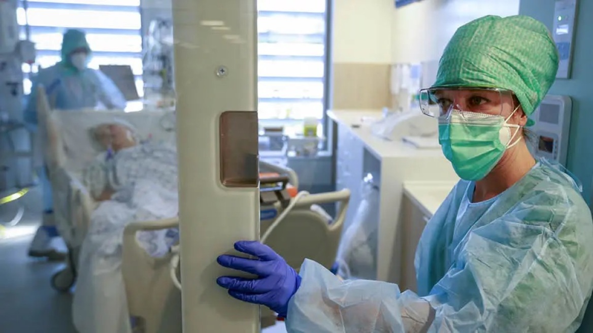 Καπραβέλος: Δραματική πρόβλεψη για την πανδημία - «Εκατόμβη νεκρών τα Χριστούγεννα»