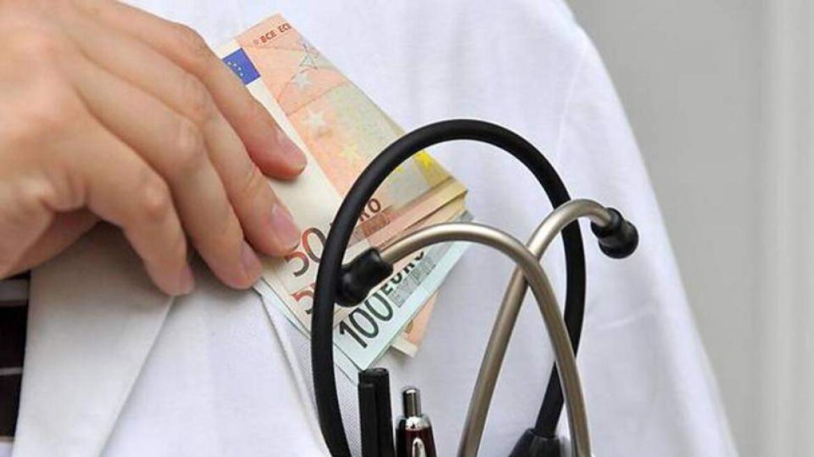 Βίντεο από τη στιγμή που γιατρός πιάνεται στα πράσα να τσεπώνει «φακελάκια»