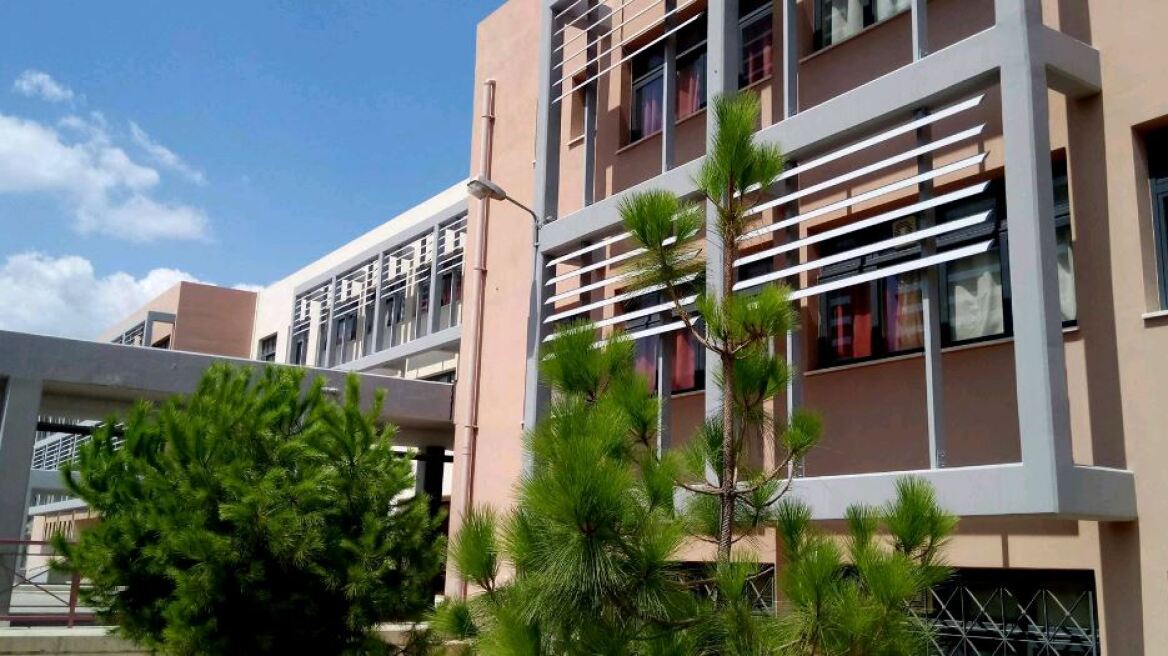 «Πανικός» στο 1ο Λύκειο Κερατσινίου από κροτίδες που πέταξαν μαθητές ΕΠΑΛ