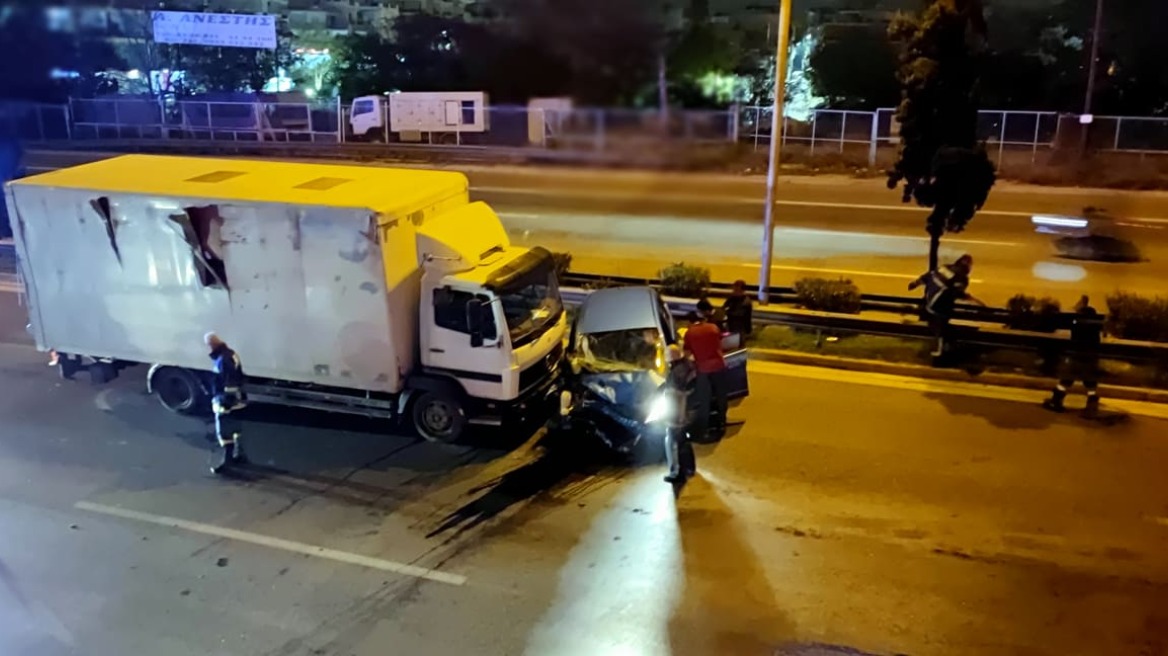 Φορτηγό συγκρούστηκε με ΙΧ στον Κηφισό - Αυξημένη η κίνηση των οχημάτων στην άνοδο
