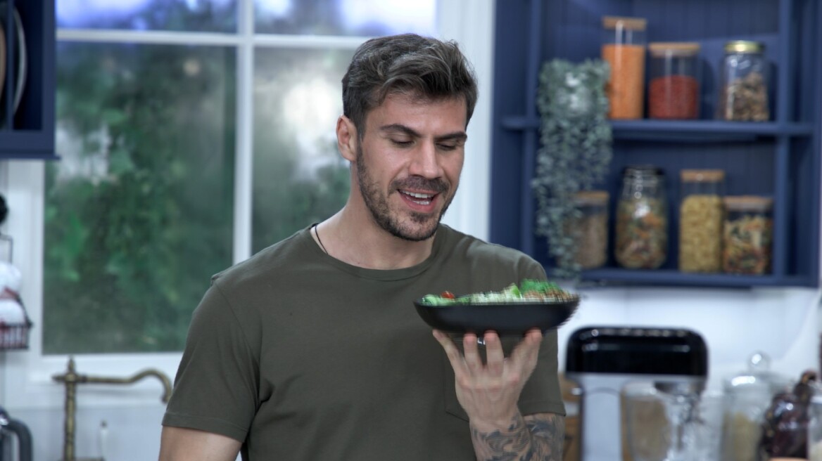 Συνταγές εύκολες, αλλά ιδιαίτερες προτείνει ο Άκης Πετρετζίκης στο «Kitchen Lab» 