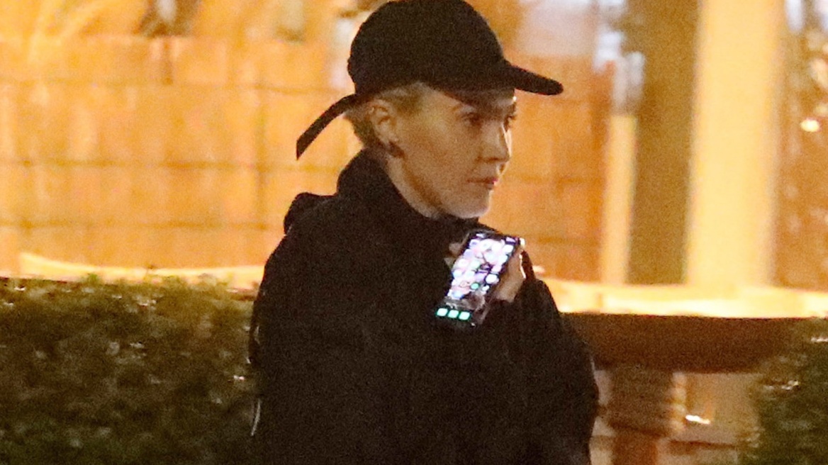 Τάμτα: Με καπέλο και φαρδιά ρούχα σε βραδινή βόλτα (εικόνες)