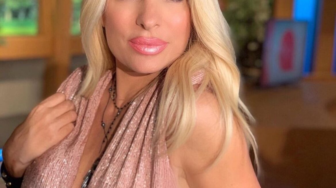 Αρχές Νοεμβρίου και η Ελένη Μενεγάκη ποζάρει με μαγιό 