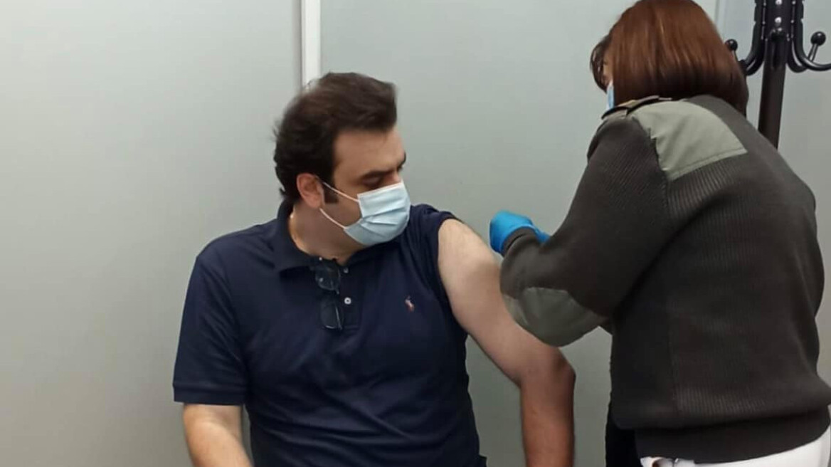 Ο Πιερρακάκης έκανε την τρίτη δόση του εμβολίου - «Χάρη στην επιστήμη και την τεχνολογία κερδίζουμε ζωή»