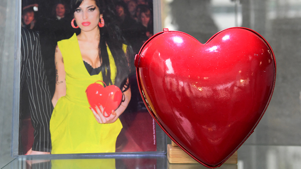 Σε δημοπρασία τα ρούχα και τα προσωπικά αντικείμενα της Έιμι Γουάινχαουζ