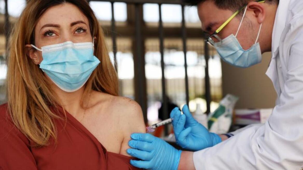Κορωνοϊός: Η τρίτη δόση εμβολίου είναι κρίσιμη κατά της Omicron, λέει νέα αμερικανική έρευνα	