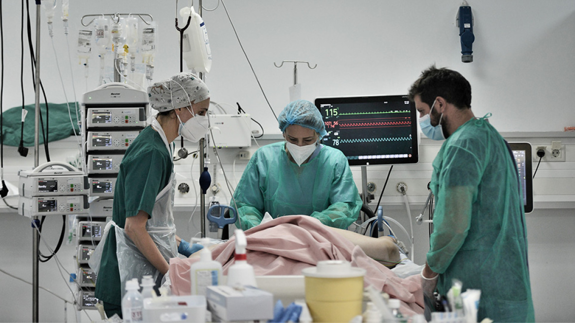 Κορωνοϊός: Περισσότερες από 400 εισαγωγές ασθενών με κορωνοϊό στα νοσοκομεία μόνο σε 24 ώρες!