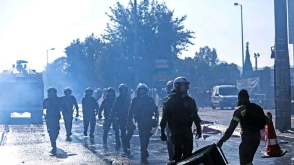 Δεν κάναμε χρήση χειροβομβίδων κρότου-λάμψης στη συγκέντρωση των εποχικών πυροσβεστών, λέει η ΕΛΑΣ