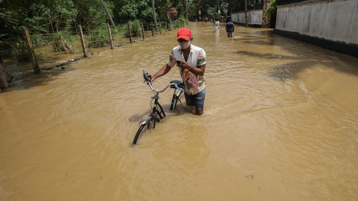 Τραγωδία με τουλάχιστον 25 νεκρούς από σφοδρές βροχοπτώσεις σε Σρι Λάνκα και Ινδία (βίντεο)