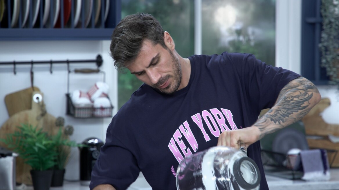 Xειμωνιάτικες συνταγές με έντονα αρώματα προτείνει ο Άκης Πετρετζίκης στο «Kitchen Lab» 