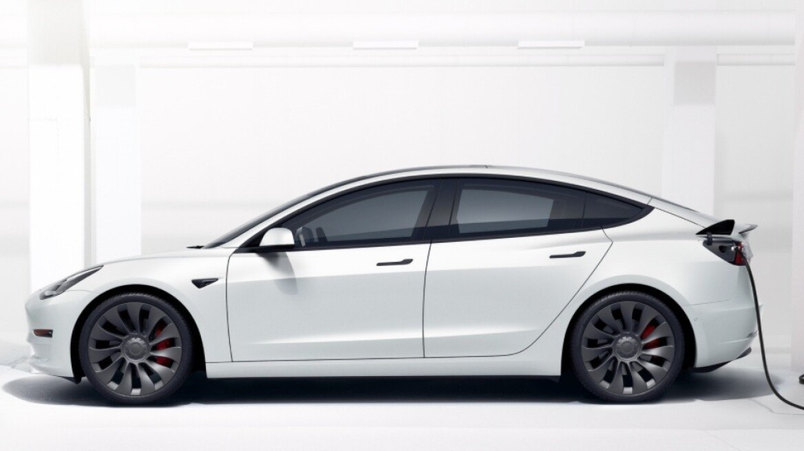 Tesla: Γροθιά σε premium κατασκευαστές