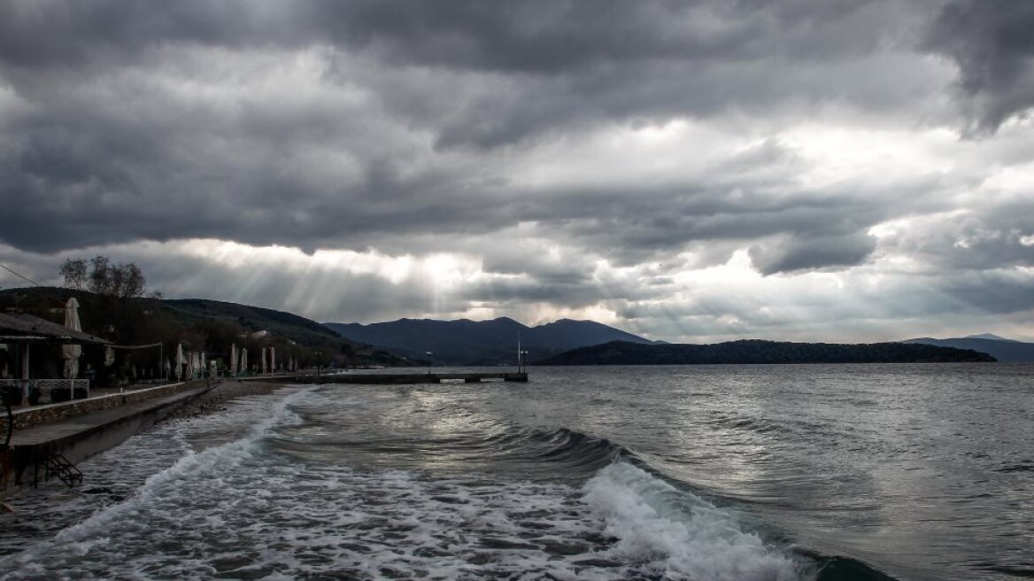 Καιρός: Νεφώσεις, βροχές και σποραδικές καταιγίδες συνθέτουν το σκηνικό σήμερα