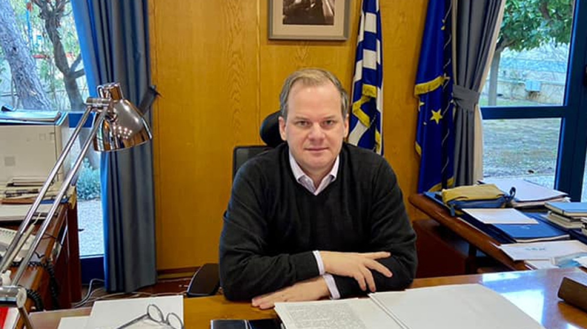 O Κώστας Καραμανλής επέστρεψε στο γραφείο του μετά την περιπέτειά του με τον κορωνοϊό