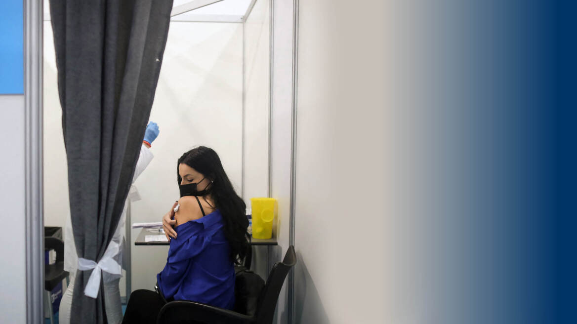 Εμβόλιο: Η τρίτη δόση προστατεύει από την Όμικρον, λέει βρετανική έρευνα με ελληνική συμμετοχή