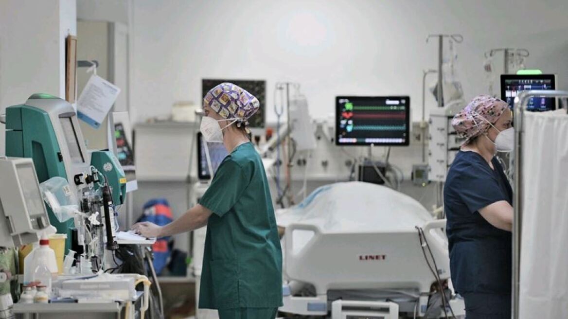 Καπραβέλος: Γέμισαν οι νεκροθάλαμοι του νοσοκομείου - Να πάρουμε μέτρα σαν αυτά της Αυστρίας