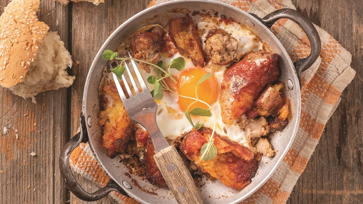 Πατάτες τηγανητές με πελτέ ντομάτας, αυγά και ξιδάτο λουκάνικο