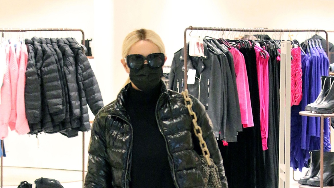 Μαρία Μπακοδήμου: Για ψώνια στα Βόρεια Προάστια με total black look (εικόνες)