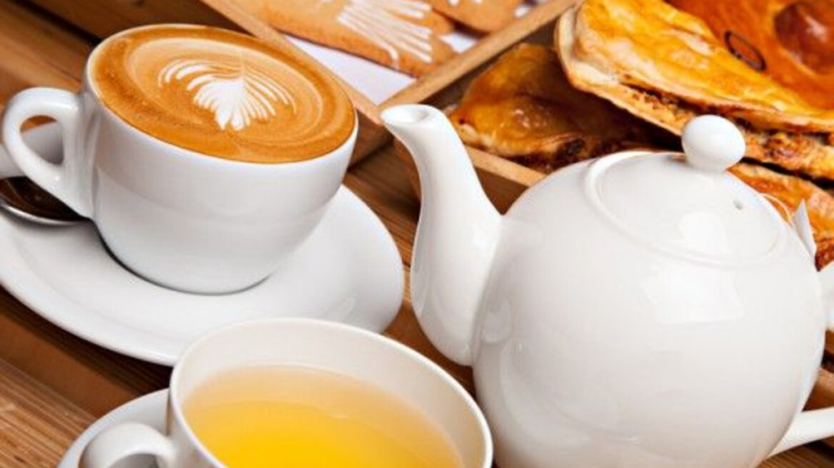 Έρευνα: Μικρότερος κίνδυνος εγκεφαλικού και άνοιας για όσους πίνουν συχνά καφέ και τσάι