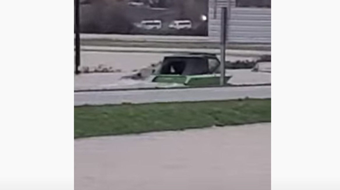 Σκάφος σε αυτοκινητόδρομο στην πλημμυρισμένη Βρετανική Κολομβία - Δείτε βίντεο