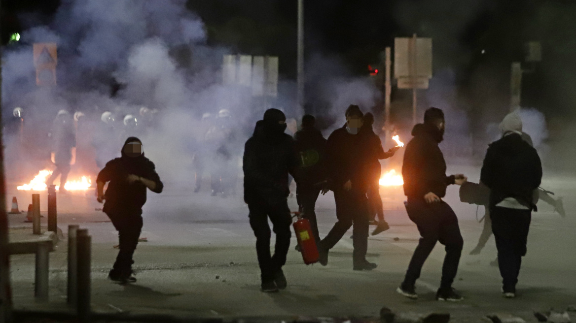 Θεσσαλονίκη: Έξι συλλήψεις για τα επεισόδια έξω από το ΑΠΘ