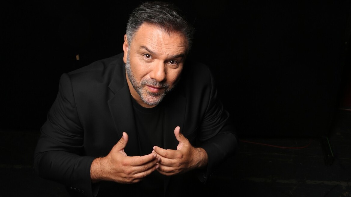 Ο Γρηγόρης Αρναούτογλου ξέσπασε κατά του καθηγητή που επιτέθηκε λεκτικά σε μαθητή επειδή φορούσε φούστα