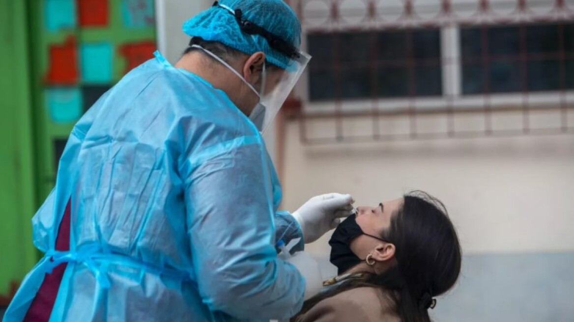 Ανεμβολίαστοι εργαζόμενοι: Πρόστιμα 900€ ή και 1.800€ με email από Δευτέρα 22/11 (vid)