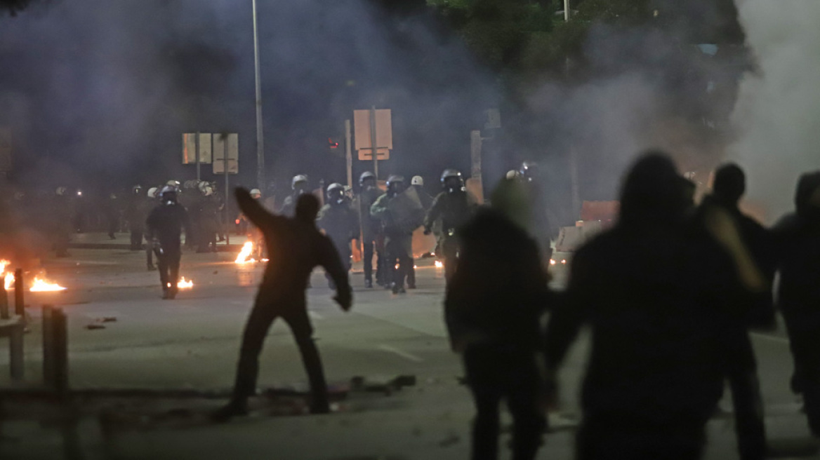 Δέκα συλλήψεις για τα επεισόδια σε Αθήνα και Θεσσαλονίκη μετά την πορεία για το Πολυτεχνείο