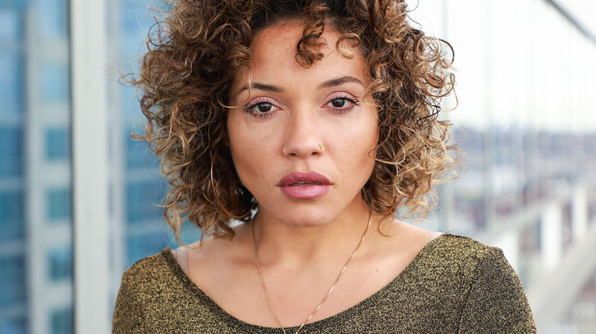 Ένοχη για παραβίαση του νόμου περί απρεπούς έκθεσης ίσως κριθεί η Sophia Urista που... ούρησε on stage στο πρόσωπο του φαν της